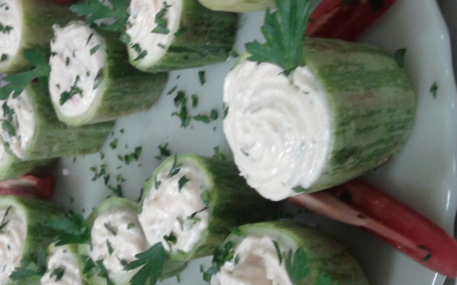 Abobrinha recheada com patê de salmão