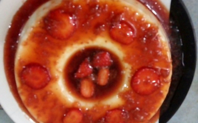 Manjar com calda de morango