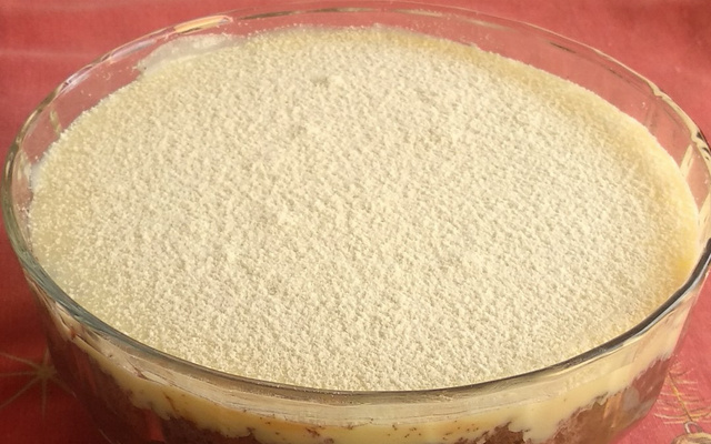 Bolo de travessa de brigadeiro e leite ninho