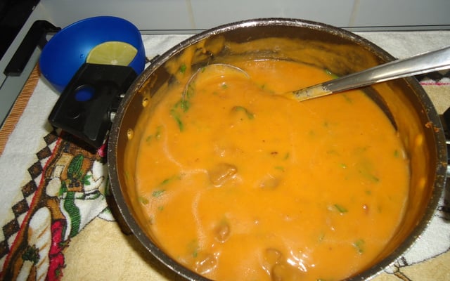 Caldo cremoso de mandioquinha salsa com carne de panela