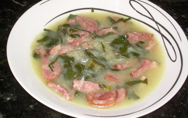 Sopa de linguiça calabresa e couve