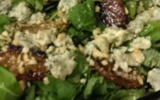 Salada de folhas verdes com pêra