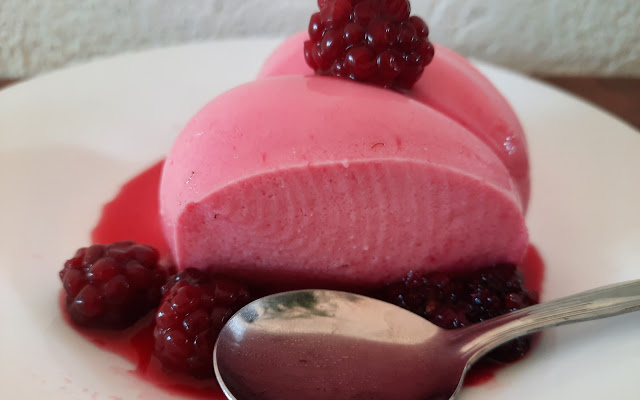 Flan de gelatina de framboesa com calda de amora