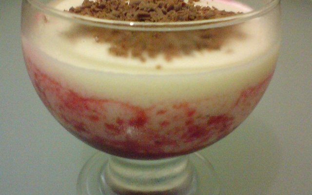 Mousse de limão com calda de morango