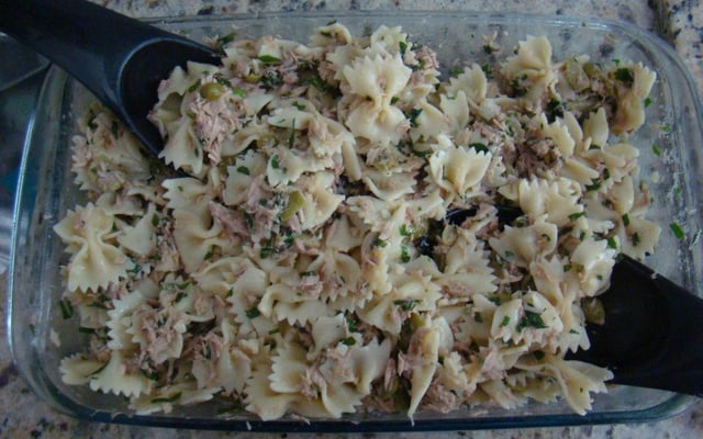 Farfale com atum, azeitona e azeite