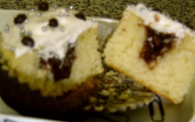 Cupcake de baunilha com recheio de brigadeiro e cobertura de chantilly