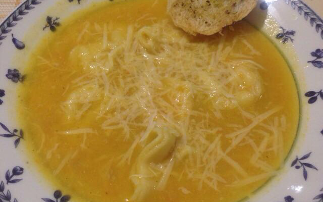 Caldo de legumes com capeletti