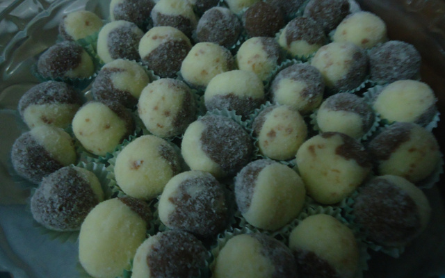 Docinho bicolor de leite em pó