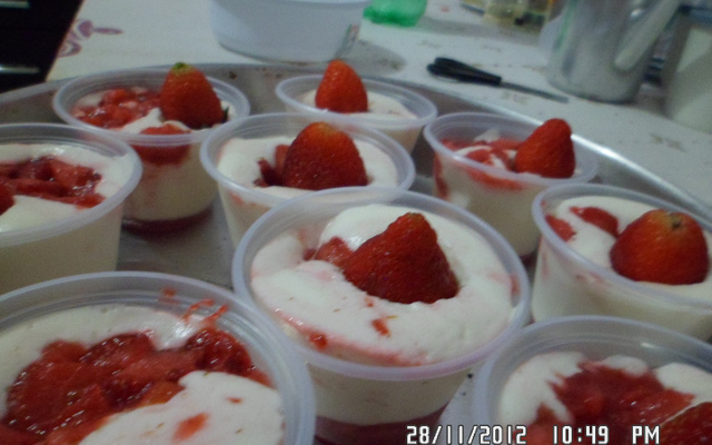 Sobremesa rápida de morango com creme