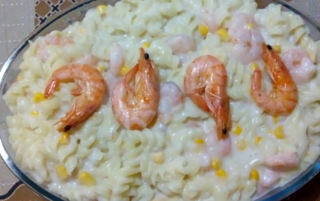 Macarrão ao molho branco com camarão