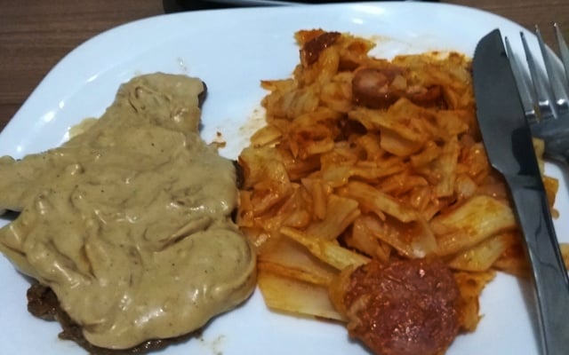 Bife acebolado com molho de maionese