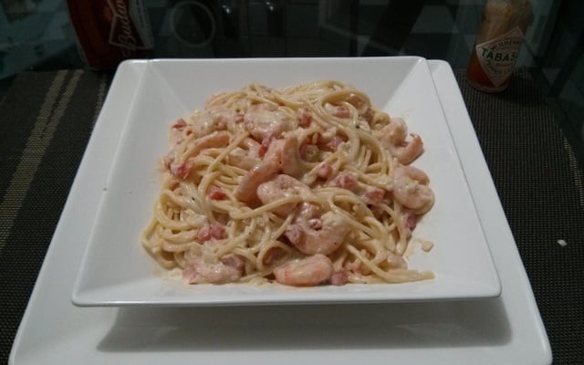 Espaguete com camarão ao molho branco