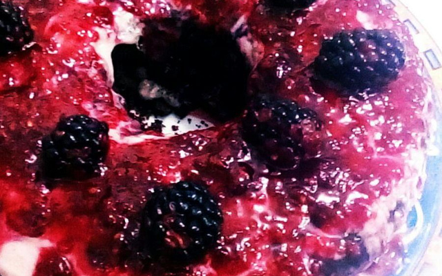 Bolo de chocolate com recheio de amora