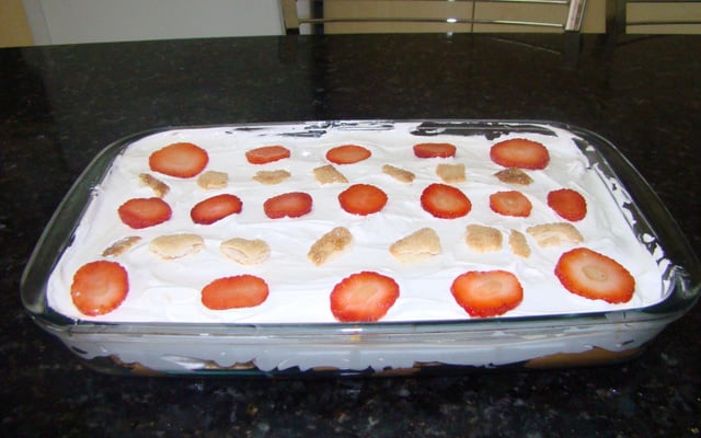 Pavê folhado de doce de leite e morangos