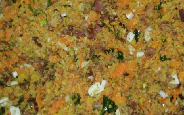 Farofa com cenoura ralada