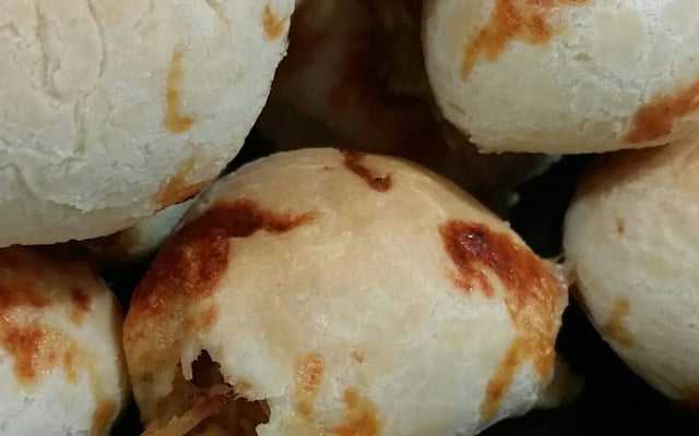 Pão de queijo recheado com frango e requeijão