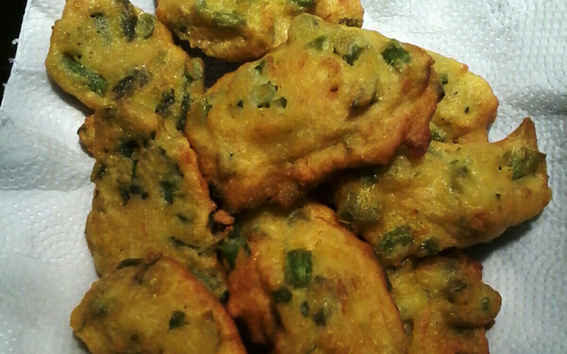 Bolinho econômico de talo de espinafre com fubá