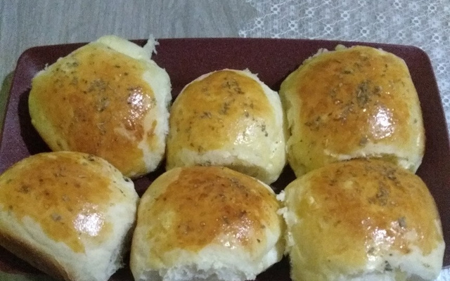 Pão de batata recheado com mortadela