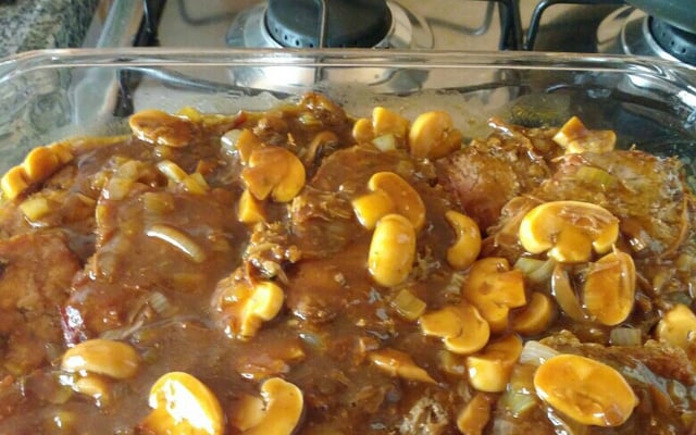 Lagarto recheado ao molho madeira