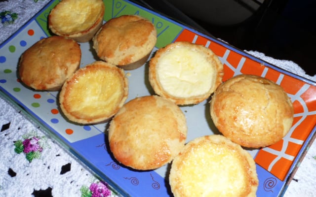 Empadinha de queijo ralado