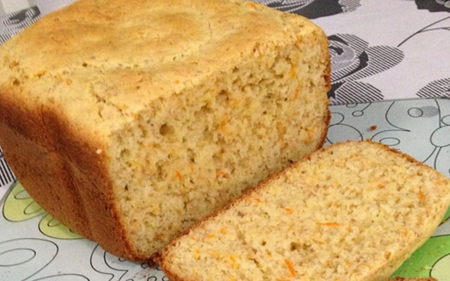Pão sem glúten com cenoura e cebola na máquina de pão