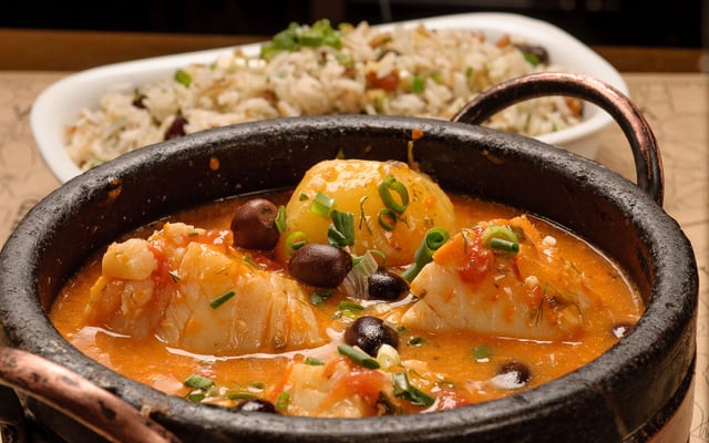 Bacalhau ao leite de coco com batatas e azeitonas pretas