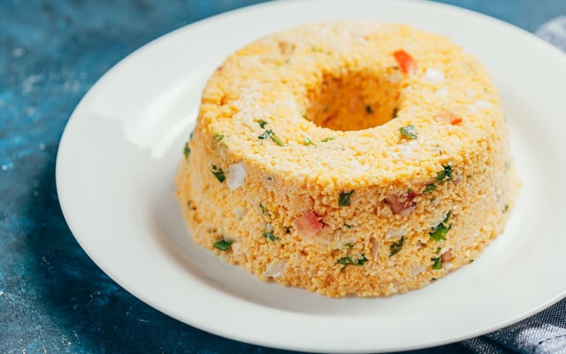 Cuzcuz de calabresa, ovo e queijo coalho