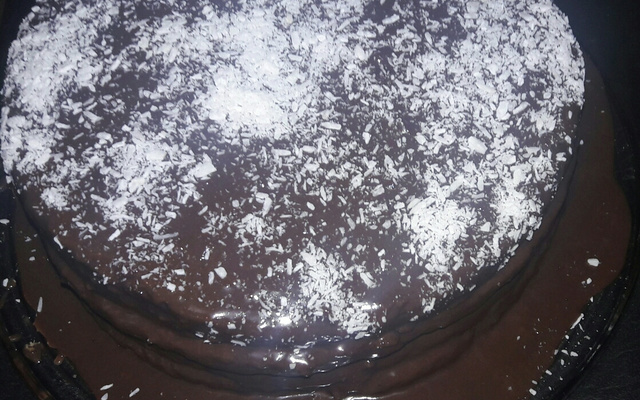 Bolo de chocolate com cobertura de chocolate e recheio de coco