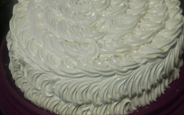 Pão de ló de chocolate com recheio e cobertura