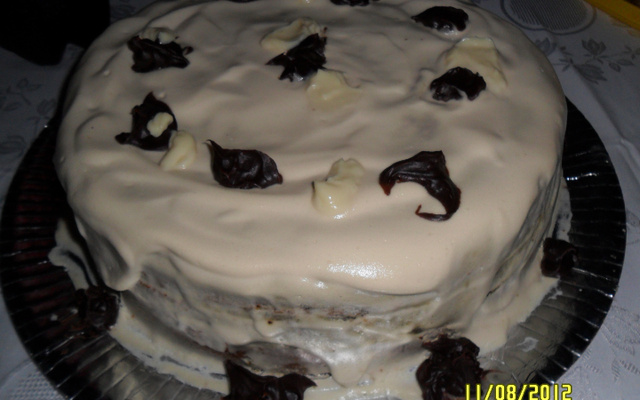 Bolo com recheio de limão e chocolate