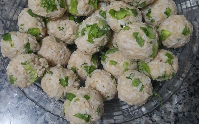 Bolinho de arroz com sardinha delicioso
