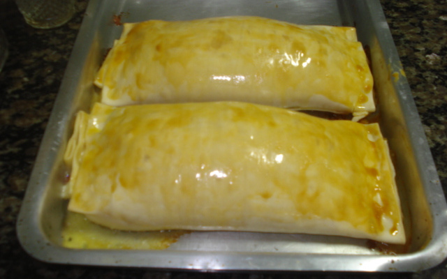 Rocambole de presunto e queijo com massa de pastel