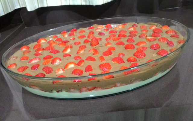 Sobremesa de morango simples e fácil