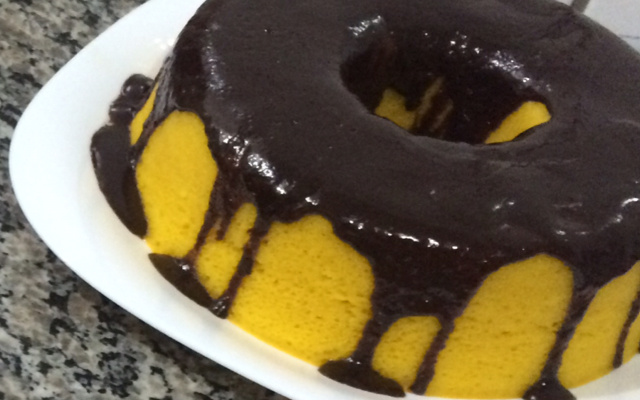 Bolo de cenoura com calda de chocolate de microondas