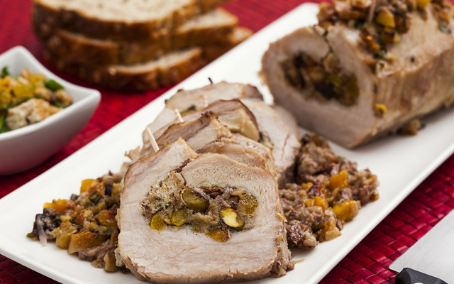 Lombo recheado com pão de forma