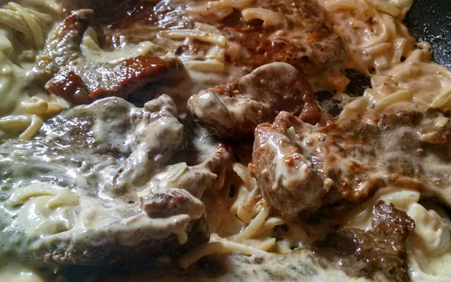 Bife acebolado ao molho de maionese