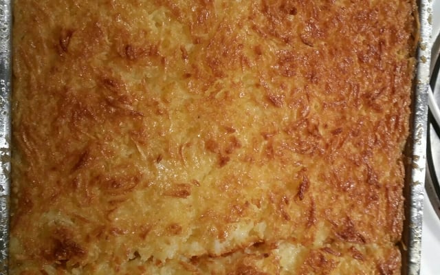 Bolo de aipim com creme de leite e leite condensado