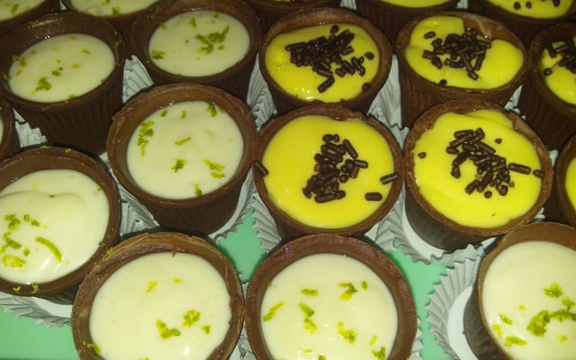 Mousse de maracujá no copinho de chocolate