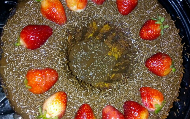 Bolo de cenoura com cobertura de caramelo