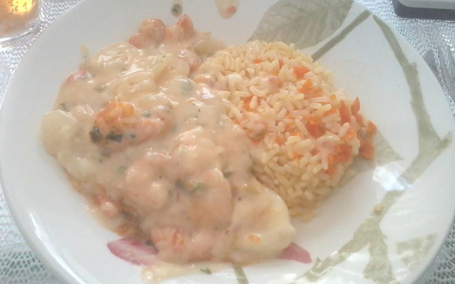 Batatinha parmesão ao molho de camarão