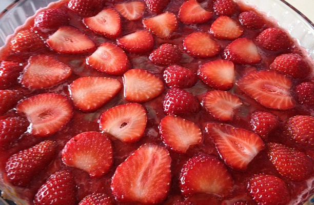 Brigadeirão com doce de morango