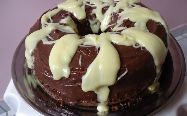 Bolo de chocolate com ameixas