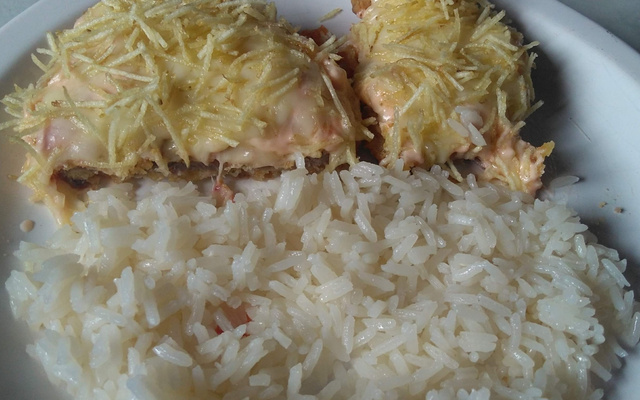 Bife empanado ao molho de strogonoff