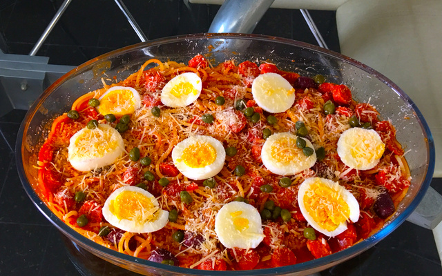 Espaguete com linguiça calabresa no molho