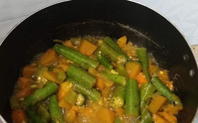 Frango com quiabo e abóbora