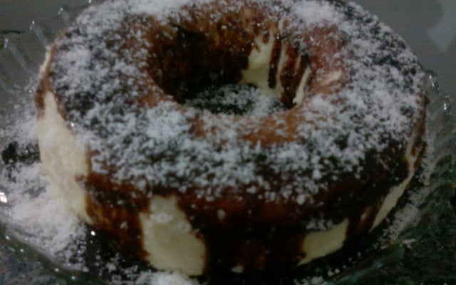 Pudim de coco com cobertura de chocolate