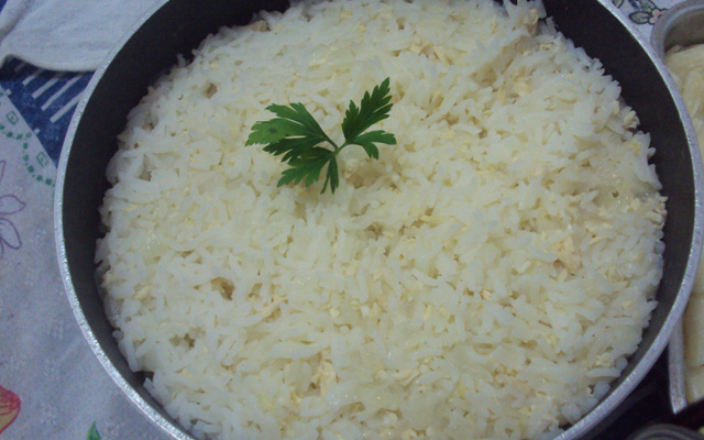 Arroz com peito de frango desfiado