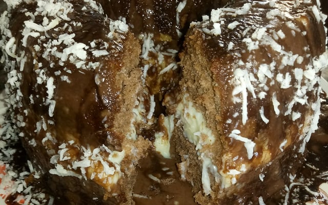 Bolo de chocolate com cobertura de chocolate e recheio de coco