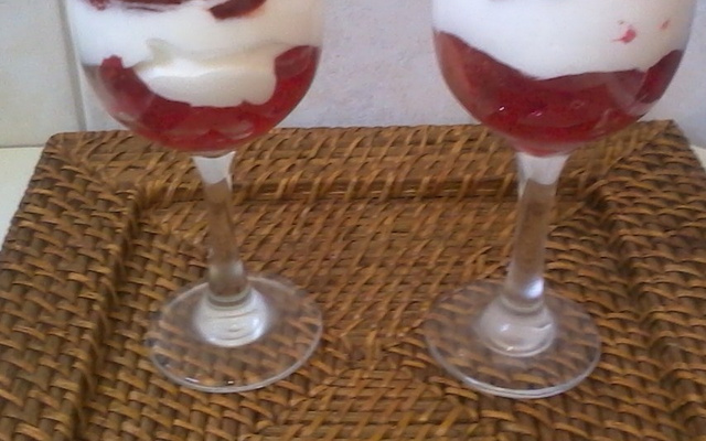 Gelatina de morango com chantily e calda de morango