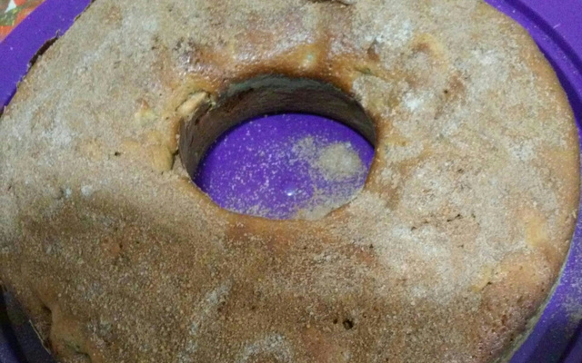 Bolo de maçã com cascas e uva passas